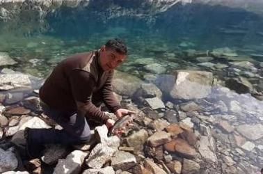 images.jpeg pecheur o fil de l'eau
